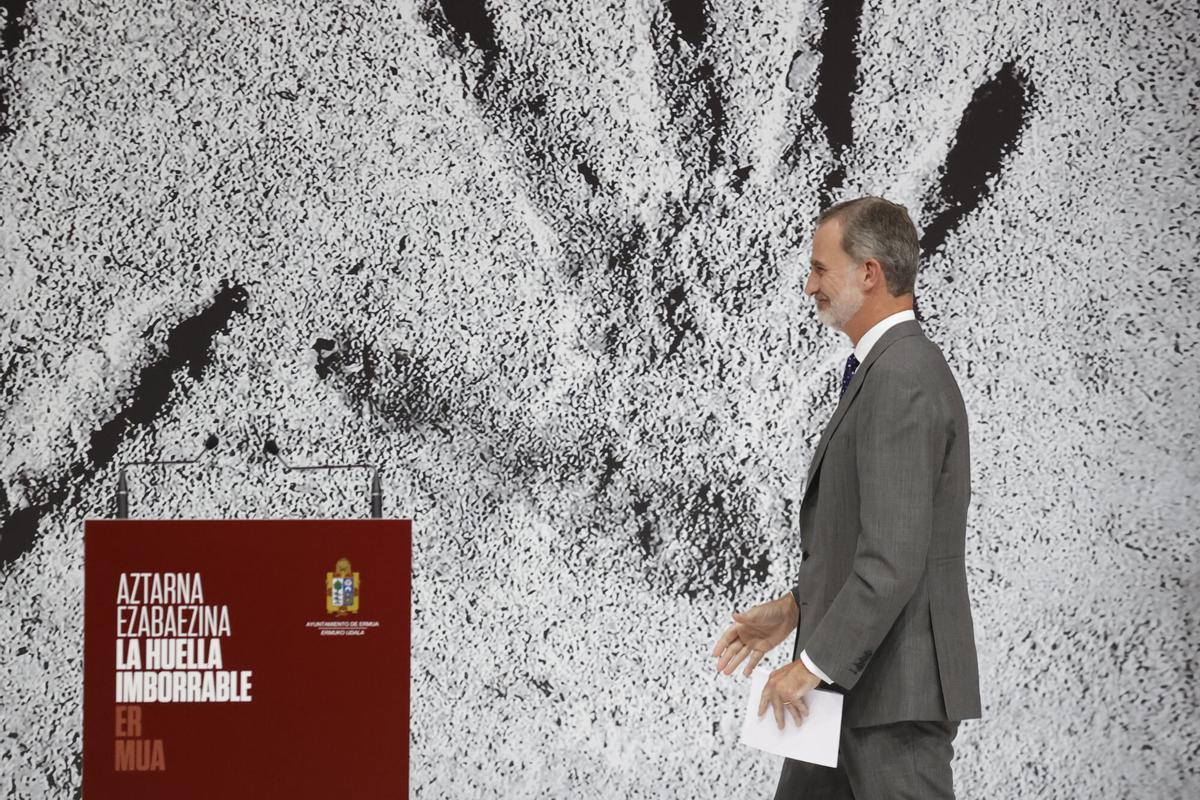ERMUA (BIZKAIA), 10/07/2022.- El rey Felipe VI, durante su intervención en la conmemoración del 25 aniversario del secuestro y asesinato del concejal del PP Miguel Ángel Blanco por ETA, este domingo en la localidad vizcaína de Ermua. EFE/Javier Etxezarreta