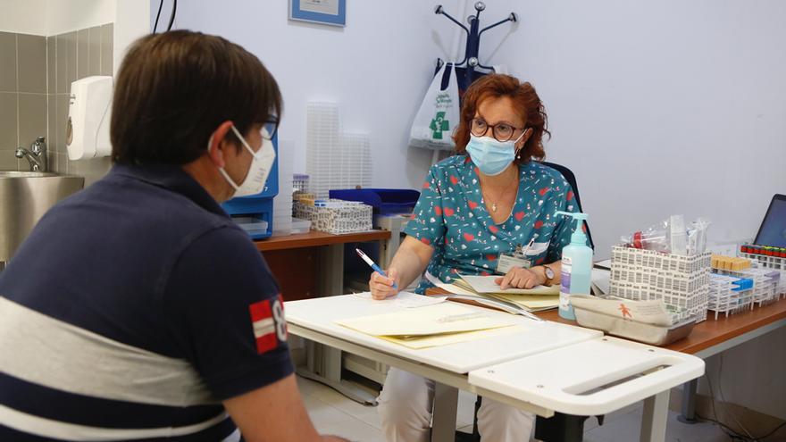 Córdoba reanuda la vacunación de profesionales esenciales pendientes de una segunda dosis
