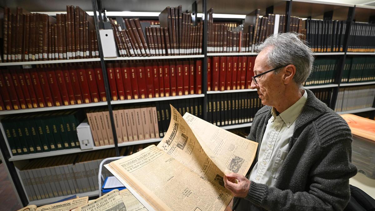 Historia de la prensa local: la biblioteca Pedro Ibarra de Elche recibe la donación del legado de Antonio Sánchez Pomares, periodista de INFORMACIÓN desde los años 40 a los 80