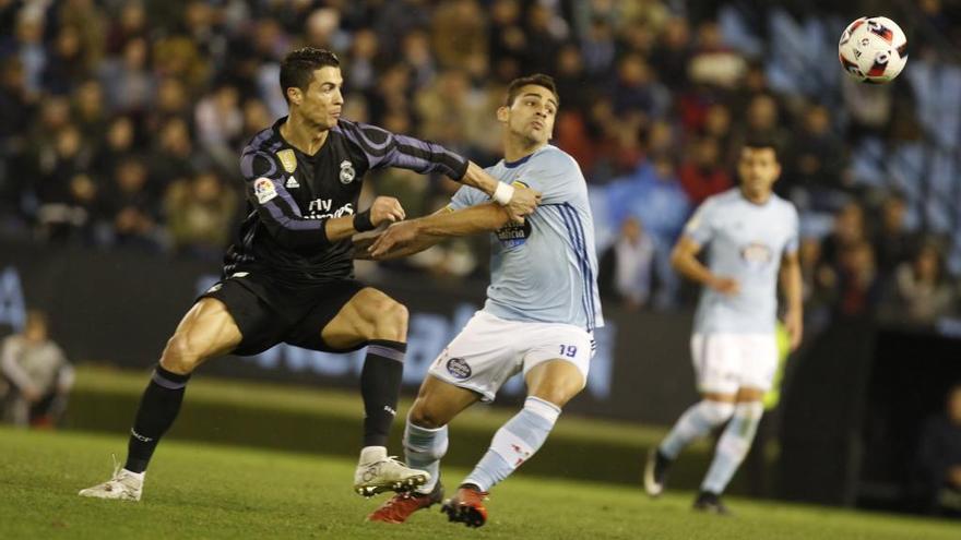 Cristiano Ronaldo y Jonny se disputan un balón. // R. Grobas