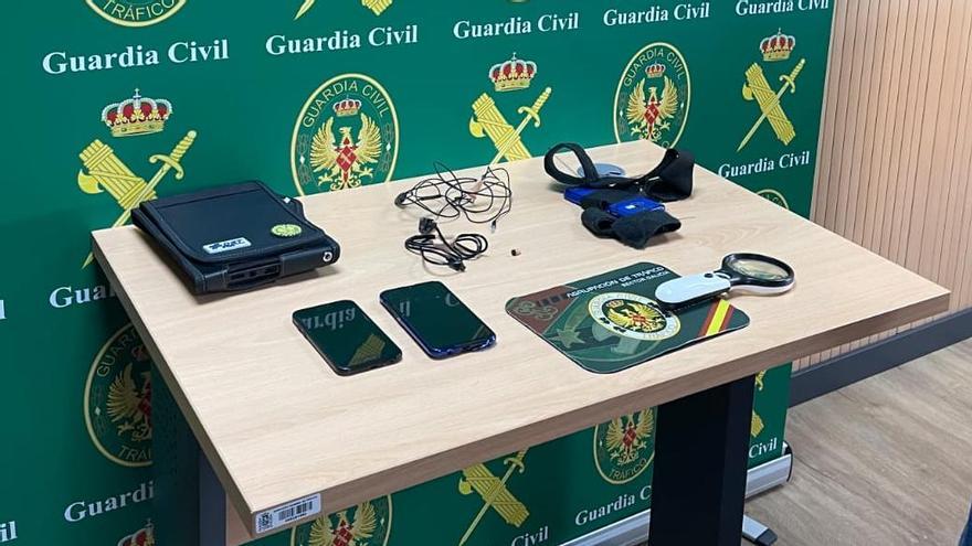 Sancionado un hombre por utilizar una cámara y un pinganillo para aprobar  el examen teórico de conducir - Tribuna de Ávila.