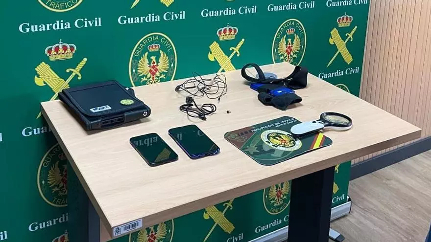 Detectan a un hombre con un sistema de vídeo y pinganillo para copiar en el examen teórico de conducir en A Coruña