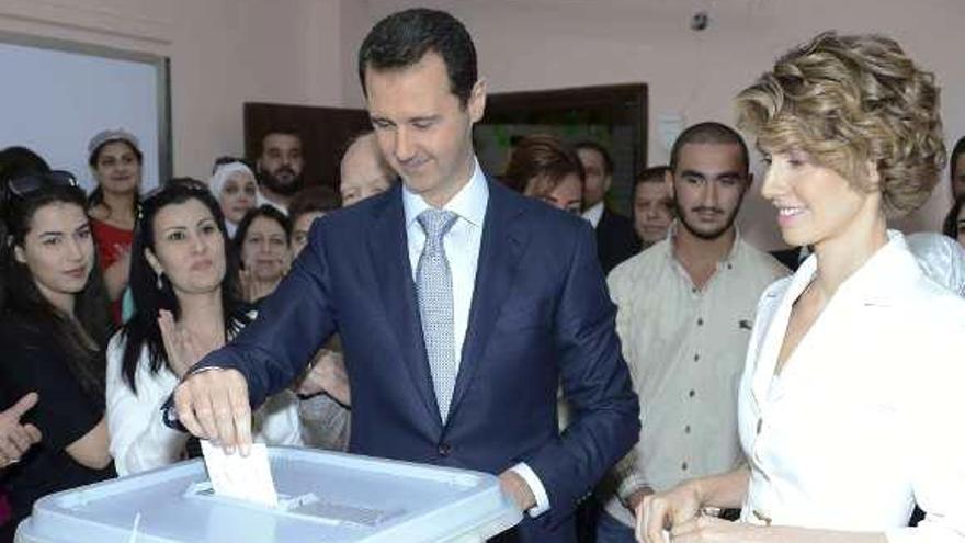 El dictador Bachar al Asad deposita su voto en Damasco.