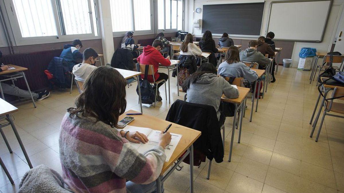 Alumnes de l’institut Sobrequés, fent les proves d’enguany