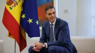 La JEC multa con 1.500 euros a Sánchez por ensalzar a Illa en un acto oficial durante las elecciones catalanas