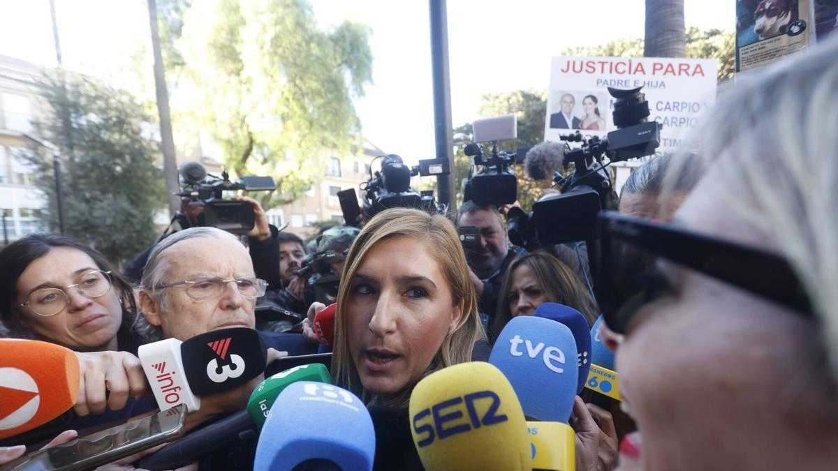 La exconsellera Salomé Pradas entrando a declarar en el juzgado de Catarroja