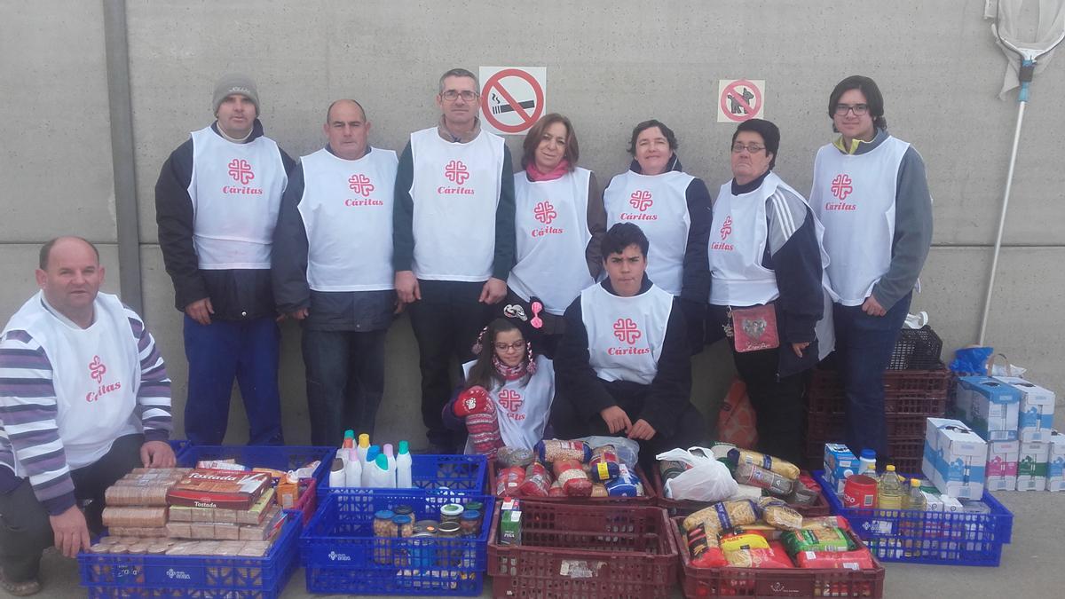 El coordinador de Cáritas, en el centro, acompañados de voluntarios en un evento solidario de un año anterior.