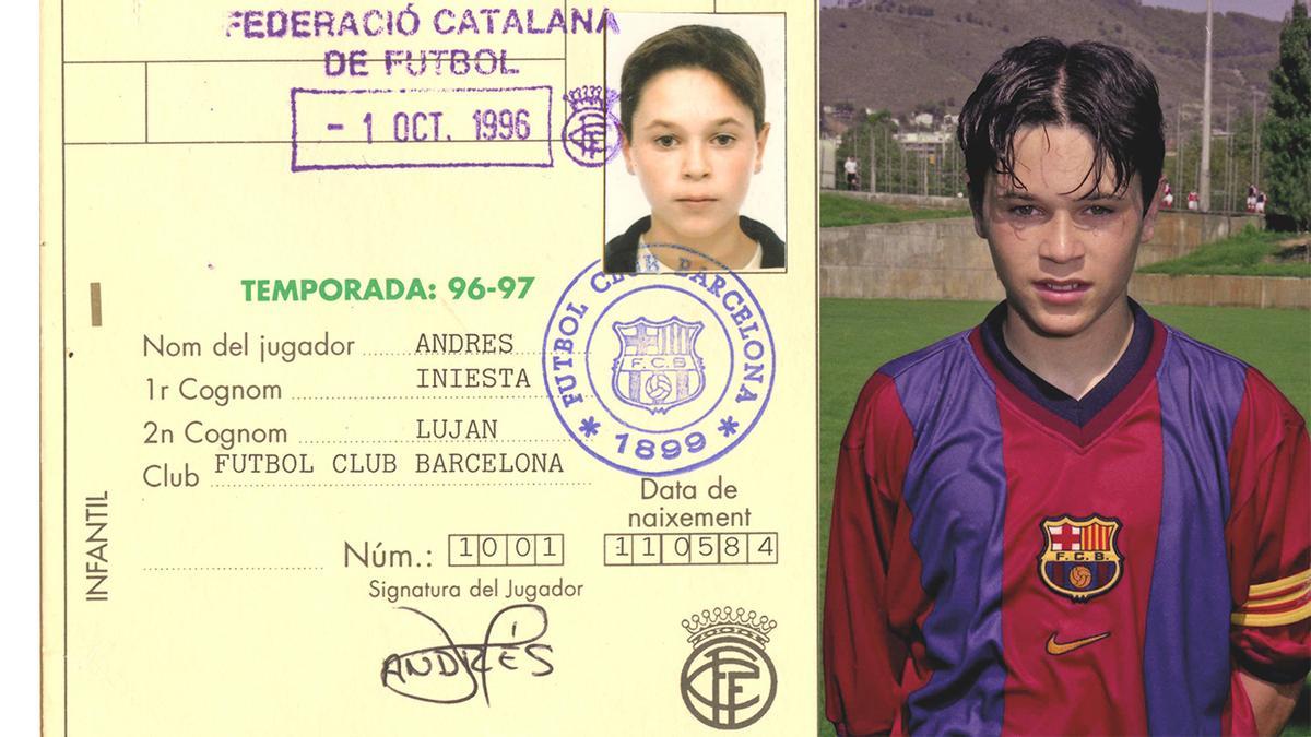 Andréas Iniesta con su ficha al firmar por primera vez con el Barça
