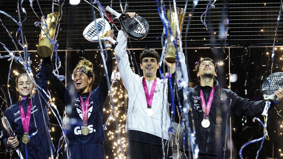 Claudia Fernández, Bea González, Arturo Coello y Agustín Tapia posan con los trofeos de campeones de las Barcelona Finals.