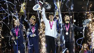 Claudia Fernández, Bea González, Arturo Coello y Agustín Tapia posan con los trofeos de campeones de las Barcelona Finals.