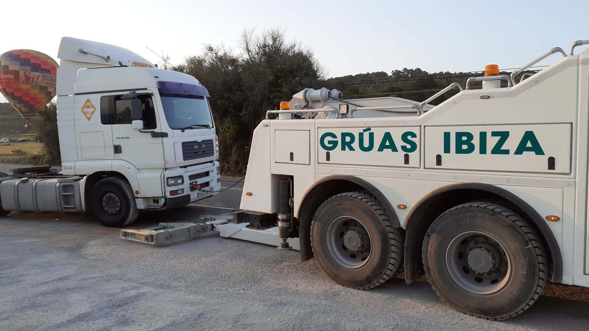 Una mujer queda atrapada en su coche en Ibiza tras chocar con un camión
