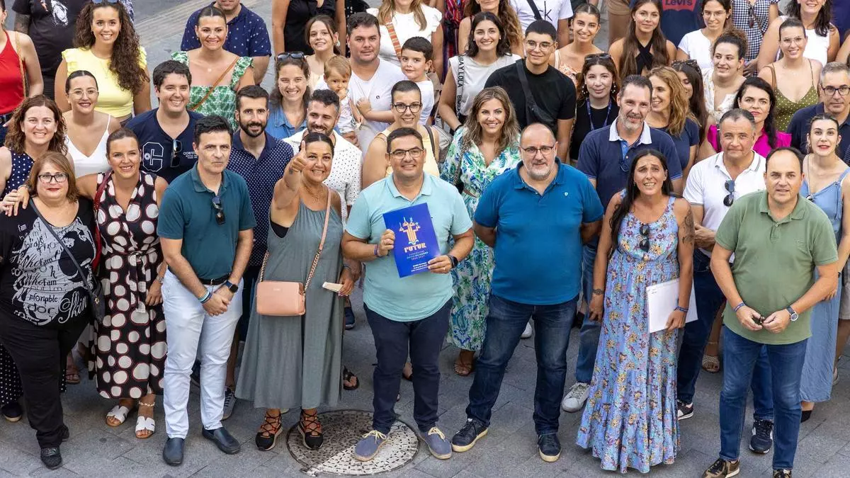 Un centenar de personas acude a la presentación de la candidatura de Olivares a las Hogueras