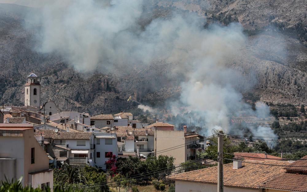 Incendio forestal en el pantano de Guadalest