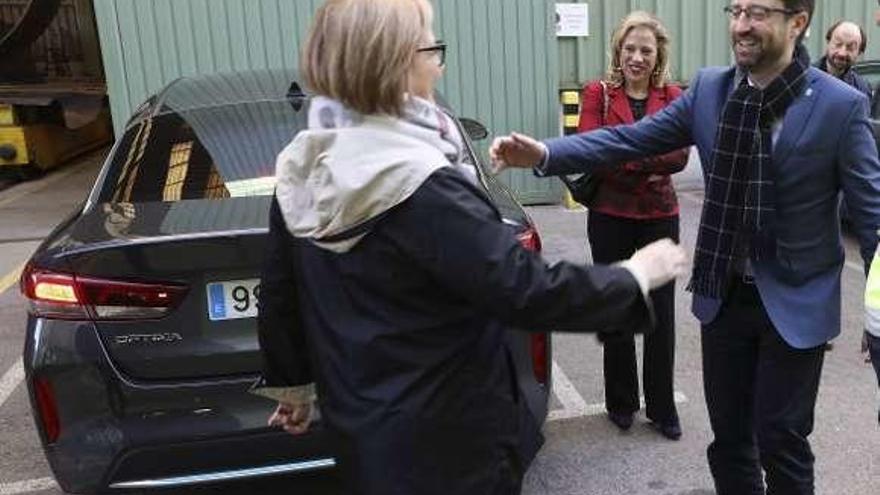 Enrique Fernández saluda a la alcaldesa de Avilés, Mariví Monteserín, en presencia de la directora general de Energía, Belarmina Díaz.