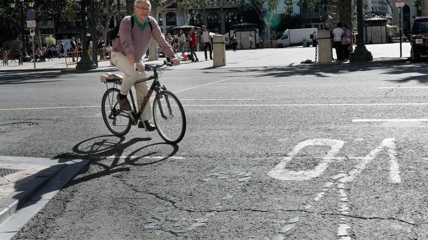 Ribó llegando al Ayuntamiento de València en bicicleta.