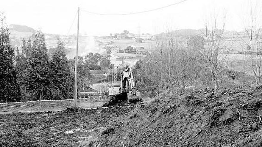 Una excavadora trabajando, ayer, en la ladera oeste del alto de Aboño.