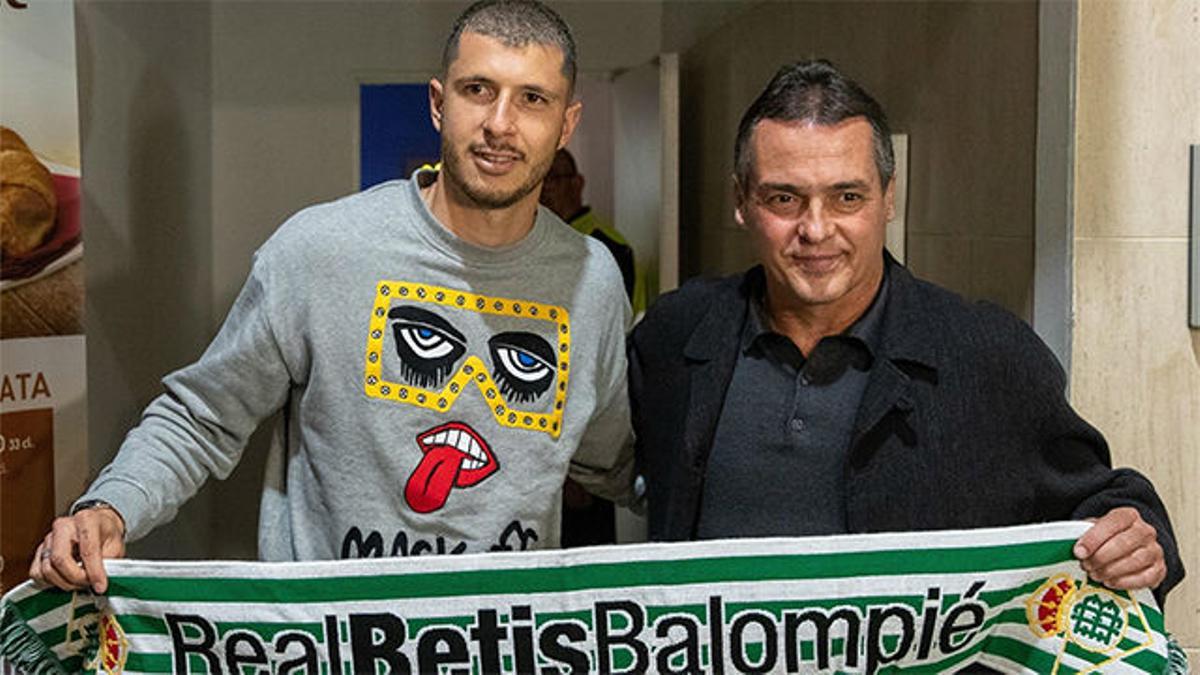 Guido Rodríguez llega a Sevilla para fichar por el Betis