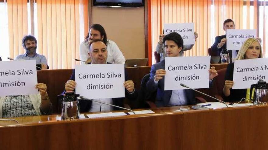 Los concejales populares presentaron carteles pidiendo de nuevo la renuncia de Carmela Silva. // A. Villar