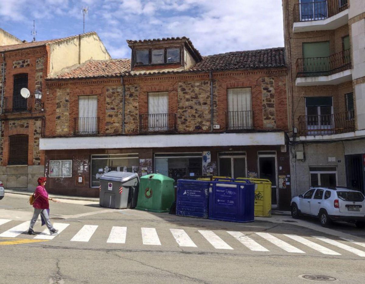 Contenedores de basura orgánica, plástico y envases, vidrio, y papel y cartón, en la plaza del Grano. | J. A. G.