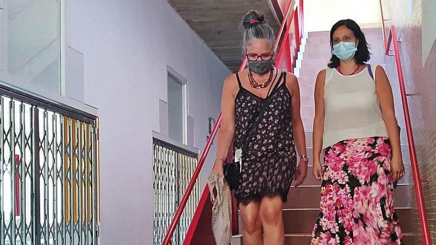 Merx Tarragó i Mariona Homs baixant les escales de la residència