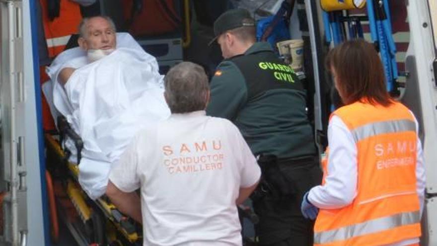 El acusado, el pasado domingo cuando se le trasladó en ambulancia al Hospital tras autolesionarse.