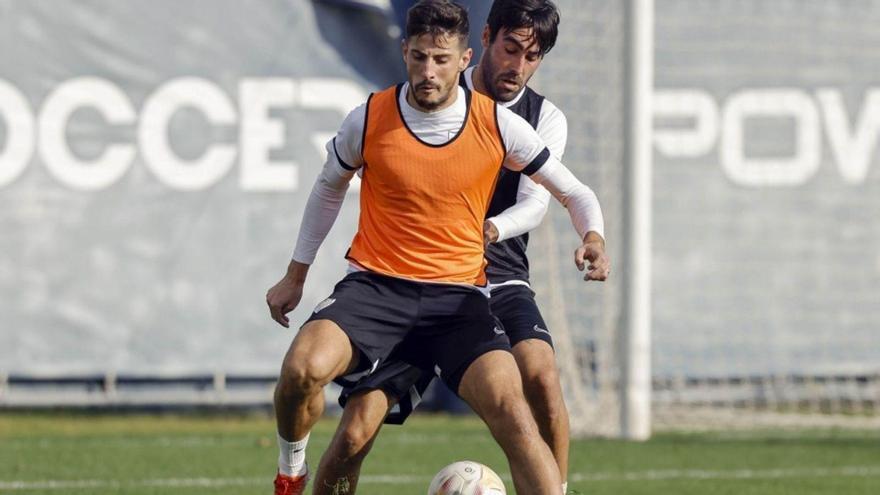 Pablo Chavarría y Alberto Escassi, en un entrenamiento reciente del Málaga CF.