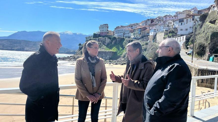 Por la izquierda, José Manuel Felgueres, Cristina Vega, Justino Pérez y Javier Brea, ayer, en el puerto llastrín. |