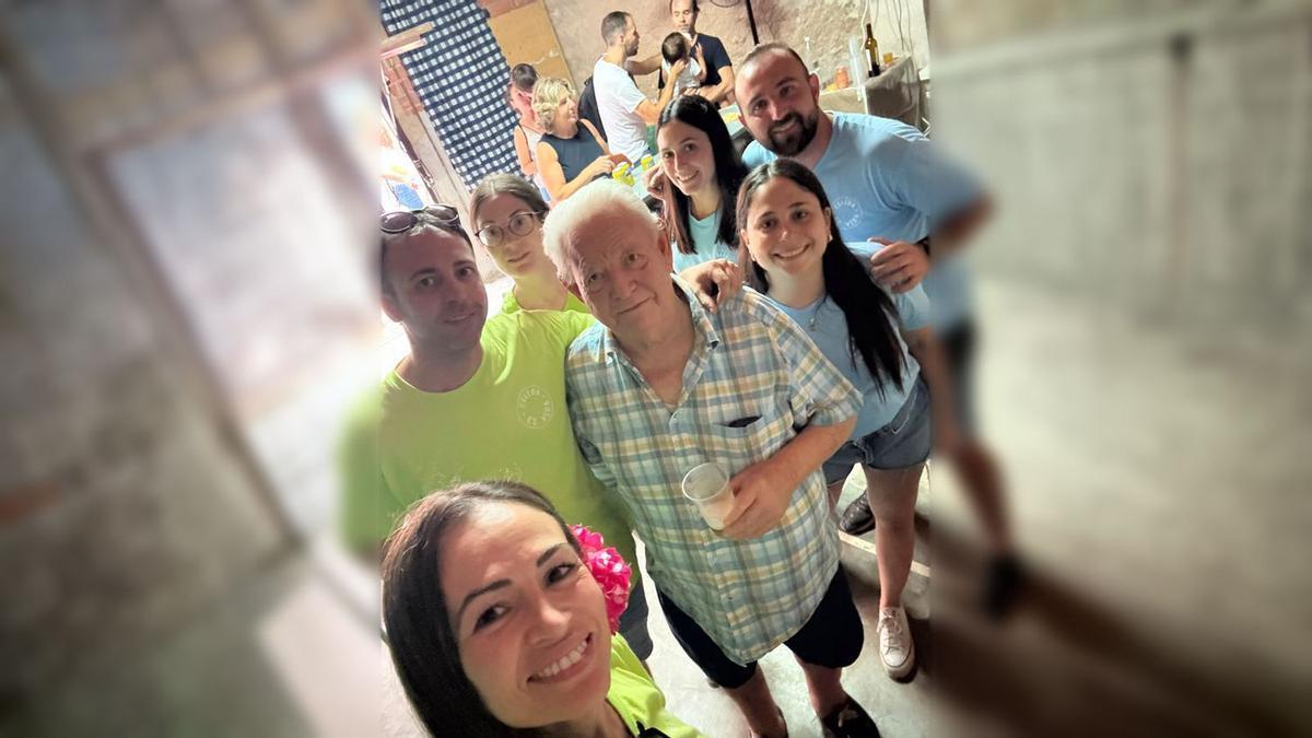 Entrañable imagen del Tio Pere con sus nietos y nietas que, ahora, le homejean al coger el relevo como clavarios de las fiestas del Cristo del Calvario de Eslida.