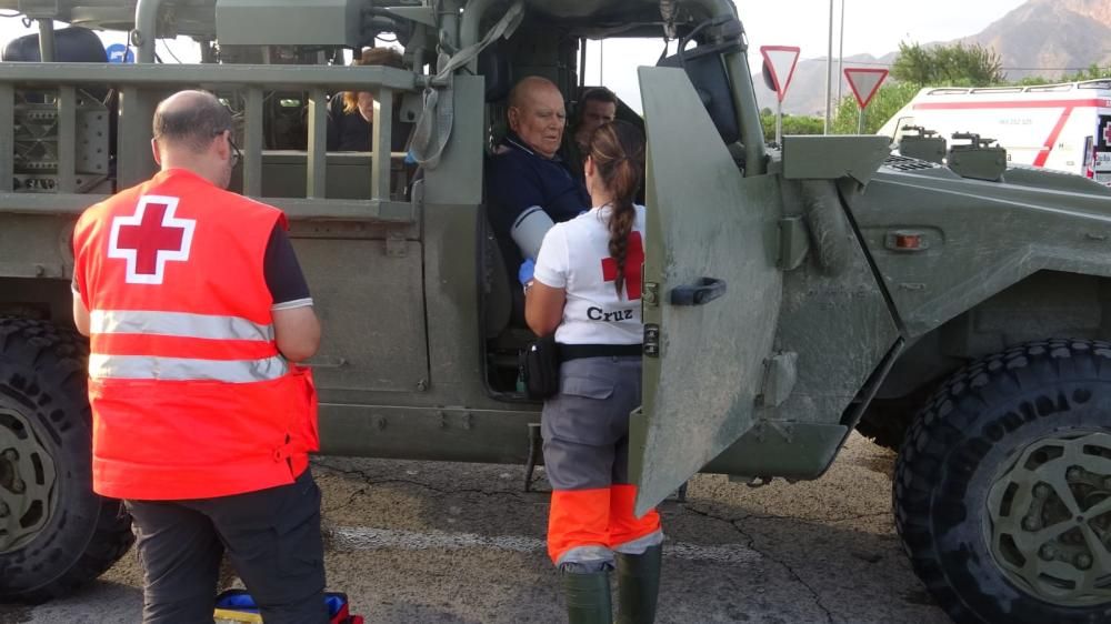 Imagen del despliegue militar en la Vega Baja para auxiliar a vecinos afectados por la gota fría.