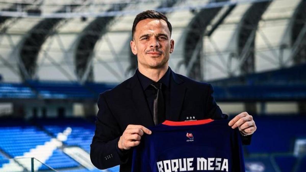 Roque Mesa durante su presentación oficial con el Johor.