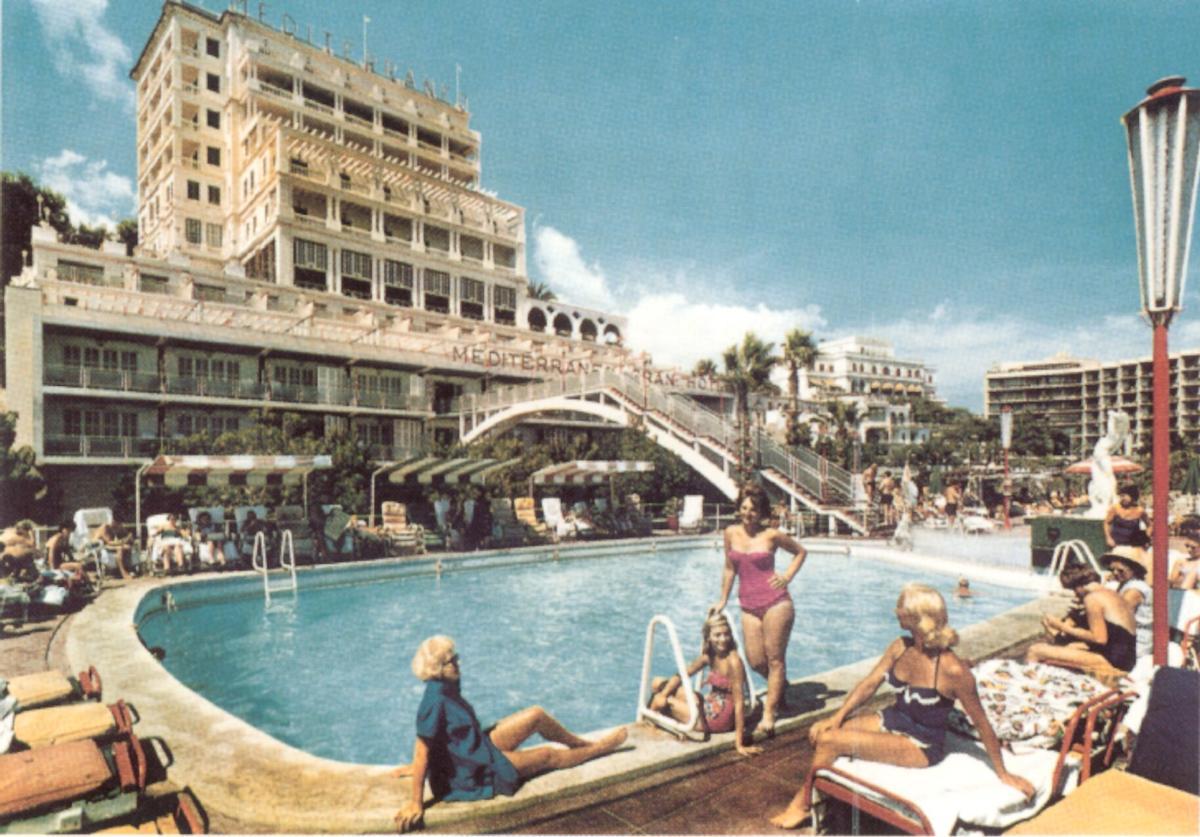 Hotel Mediterráneo, con su puente y su piscina en la mediana del Paseo Marítimo de Palma