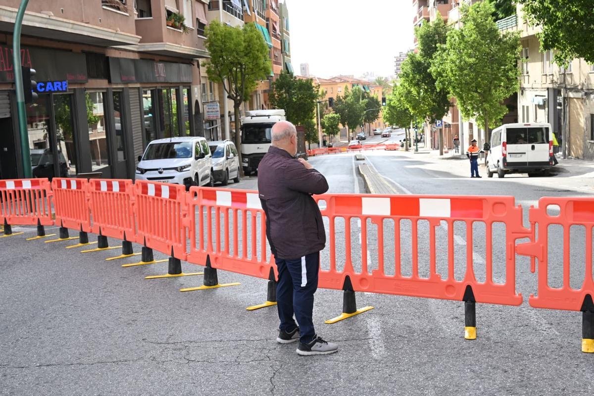 Las obras para acabar con los socavones y grietas en la calle Clara Campoamor de Elche ya han comenzado