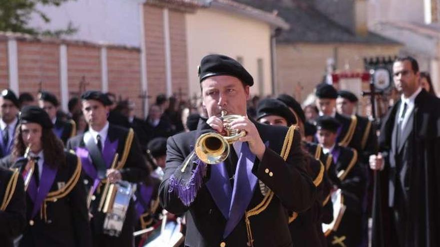 La banda de cornetas y tambores abre una procesión en Villalpando.