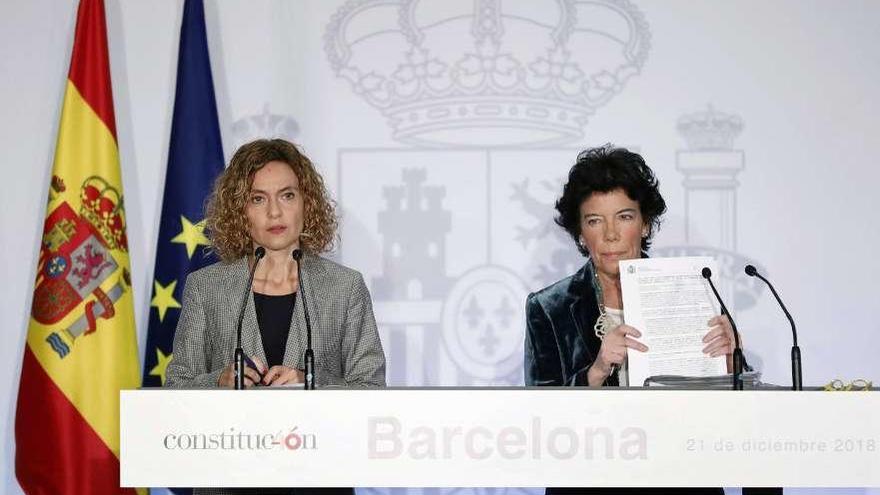 La ministra de Política Territorial, Meritxell Batet, y la portavoz del Gobierno, Isabel Celáa, ayer. // Efe