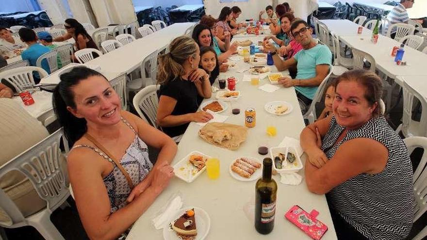 Una familia disfruta del postre tras comer en la feria. // M. Canosa