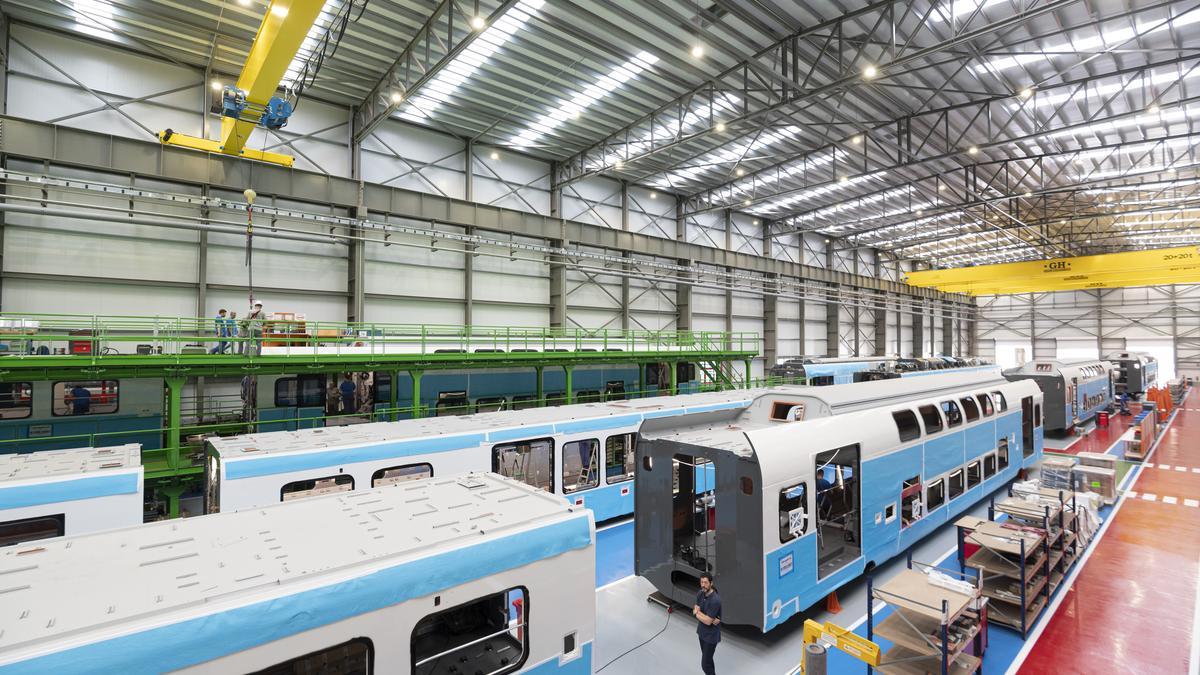 Interior de la fábrica de Stadler, con trenes en construcción para Renfe Cercanías y regionales.