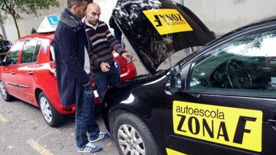 Un professor instrueix a un alumne d&#039;una autoescola.