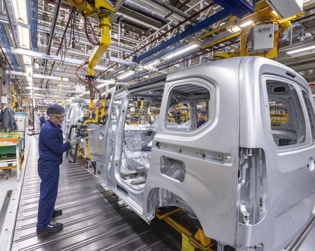Un operario en la factoría de Stellantis en Vigo. |  FDV