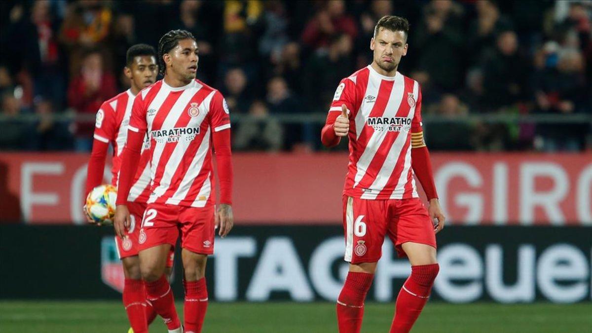 Los jugadores del Girona contra el Huesca