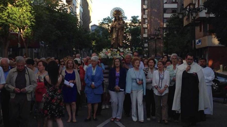 La procesión de la Virgen del Carmen cierra las fiestas de los Carmelitas