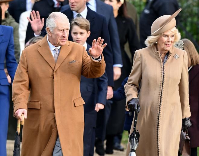 El rey Carlos III y la reina Camilla asistiendo a la tradicional misa de Pascua en Sandringham