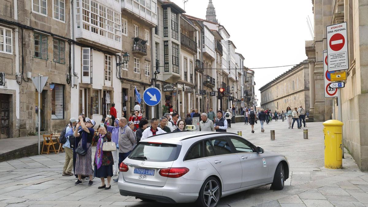 Un taxi accediendo a la zona vieja de Santiago de Compostela