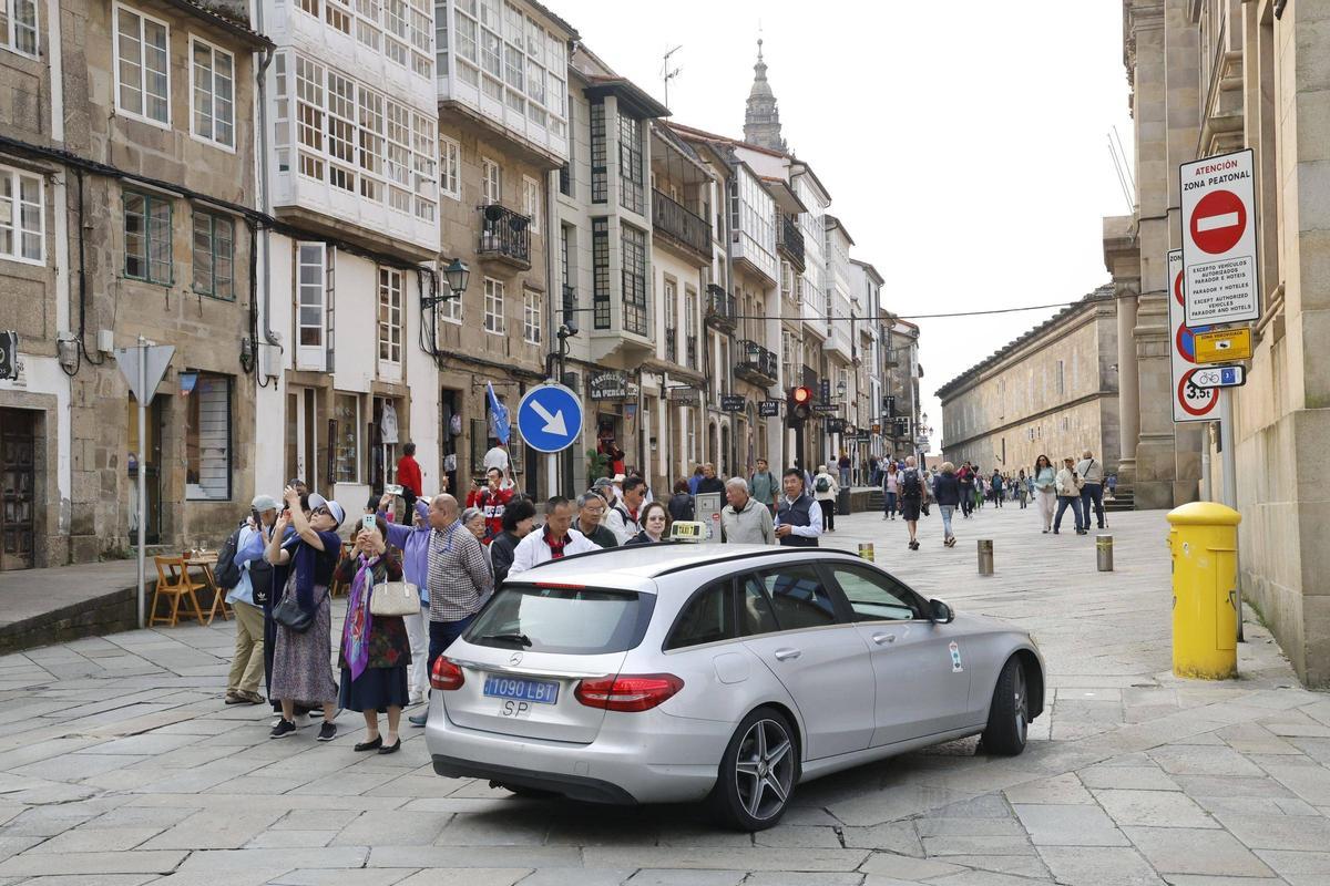 Un taxi accediendo a la zona vieja de Santiago de Compostela