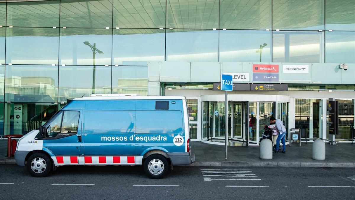 Una furgoneta dels Mossos d&#039;Esquadra aparcada davant l&#039;aeroport del Prat, en Barcelona. Foto: Xavier Bonilla - Europa Press - Arxiu