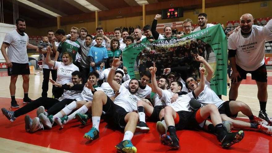 Los jugadores del Lavadores celebran el título de liga tras su victoria sobre el Teucro B. // Alba Villar