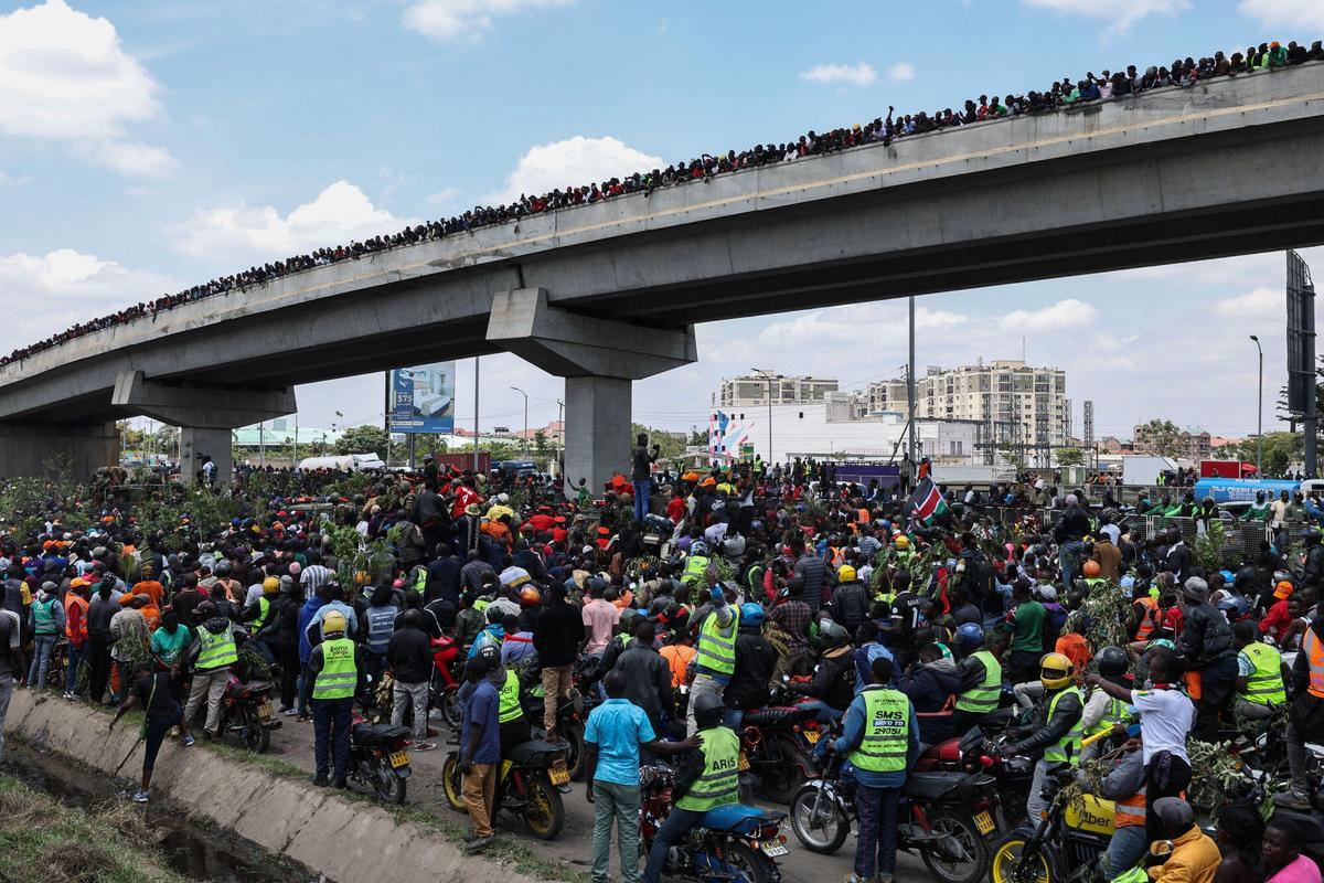 FORMER PRIME MINISTER ODINGA PAS (Kenya), 16/10/2025.- Supporters of the late Kenyan Prime Minister Raila Odinga follow the vehicle transporting his body to a stadium for public viewing after its arrival at Jomo Kenyatta International Airport in Nairobi, Kenya, 16 October 2025. Odinga, 80, who spent many years as an opposition leader, passed away in India on 15 October 2025 while receiving medical treatment. (Kenia) EFE/EPA/DANIEL IRUNGU