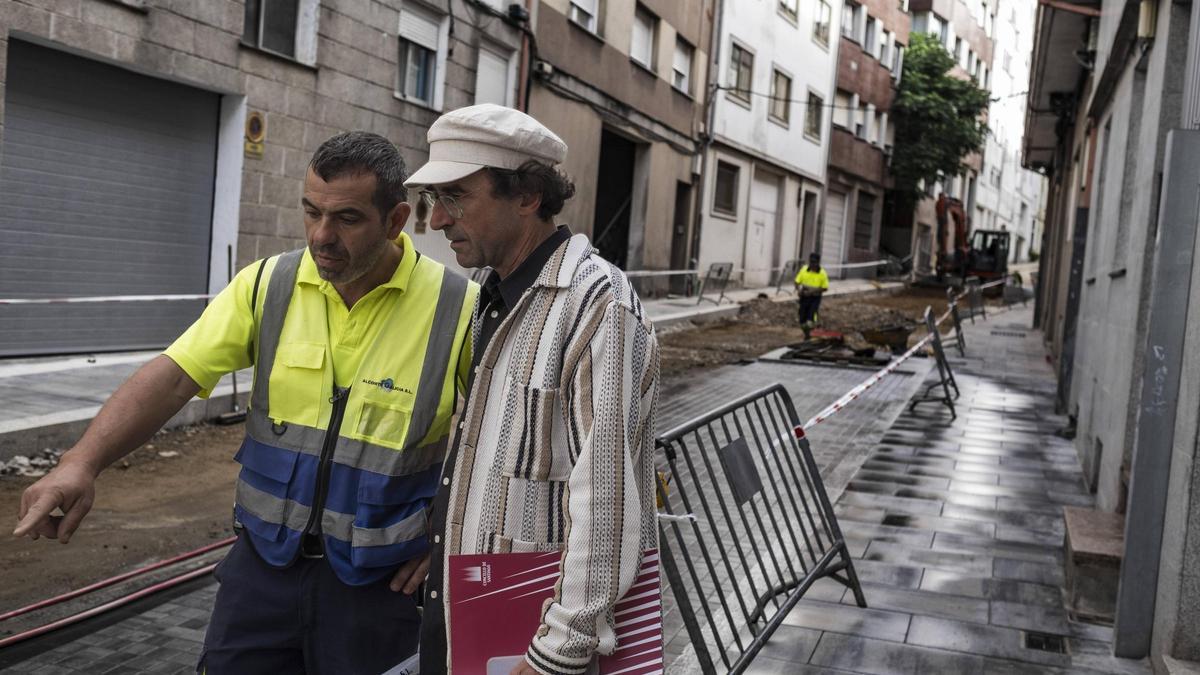 El concejal Xesús Domínguez y el encargado de la obra en Puente la Reina.