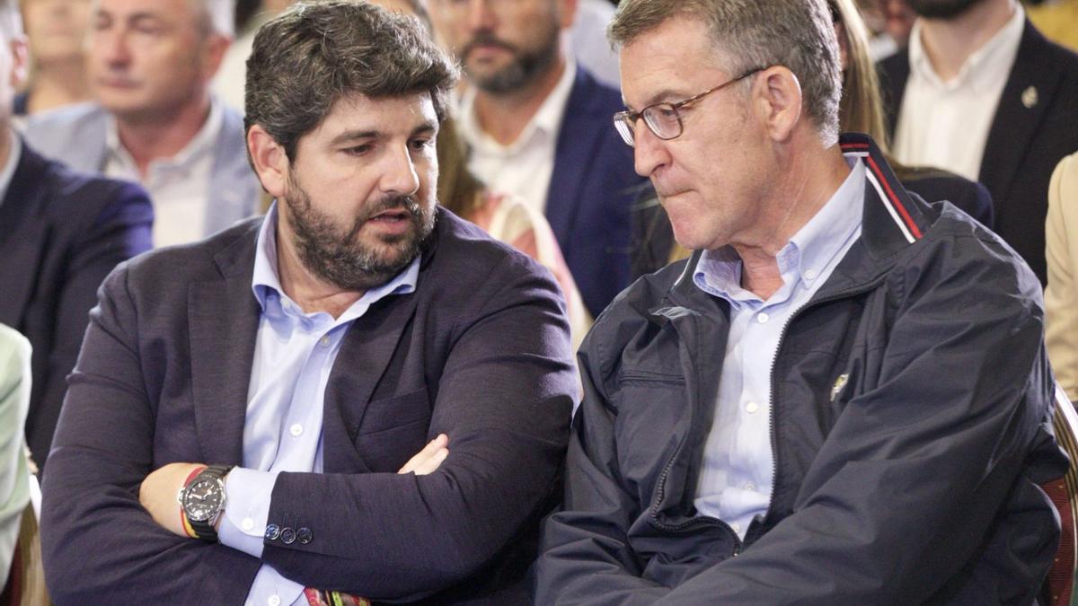 Fernando López Miras y Alberto Núñez Feijóo, en un acto del  Partido Popular en Murcia. | JUAN CARLOS CAVAL