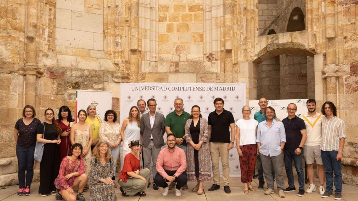 Arriba, foto de familia tras el acuerdo de colaboración para atraer a universitarios a Zamora. En el medio, los alumnos y profesores recabando información de la provincia con Ángel Macías. Abajo, alumnos y profesores visitando el Centro de Interpretación del Barro | |  JOSE LUIS FERNÁNDEZ Y CEDIDAS