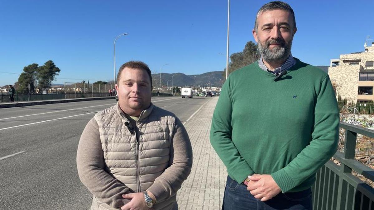 El concejal de Vox en el Ayuntamiento de Córdoba, Rafael Saco (d), junto a Javier Fernández (i), coordinador del Distrito Poniente Norte.